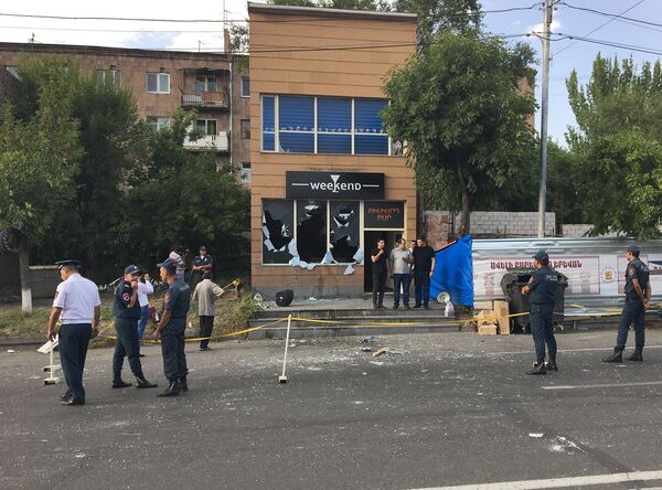 В столичном районе Эребуни мужчина более часа удерживал заложницу В столичном районе Эребуни мужчина более часа удерживал заложницу - Sputnik Արմենիա