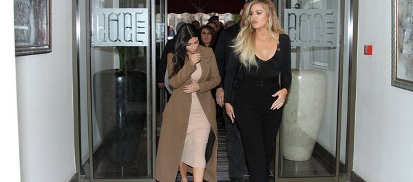 Ким Кардашьян с сестрой Хлои Кардашьян в Гюмри выходят из гостиницы - Sputnik Армения