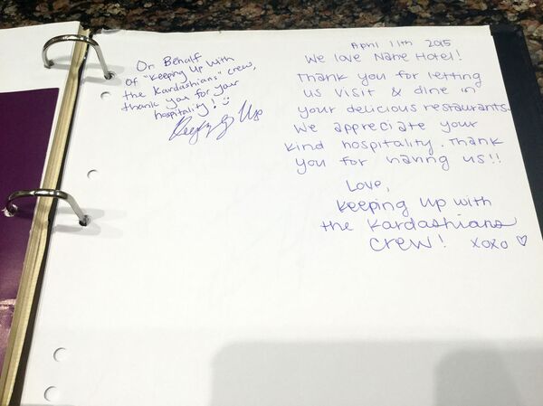 Пожелания, оставленные Ким Кардашьян в журнале гостиницы, где она остановилась во время визита в Гюмри - Sputnik Արմենիա