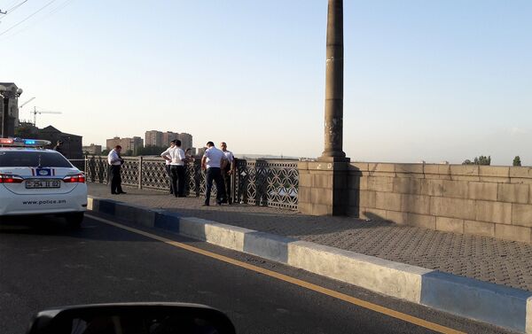 Автомобиль сорвался с моста Победа в Ереване - Sputnik Армения