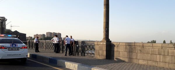 Автомобиль сорвался с моста Победа в Ереване - Sputnik Արմենիա