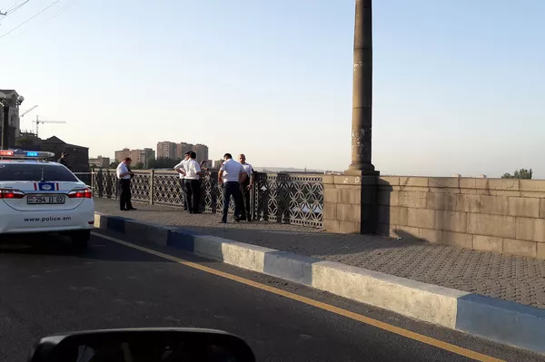 Автомобиль сорвался с моста Победа в Ереване Автомобиль сорвался с моста Победа в Ереване - Sputnik Армения