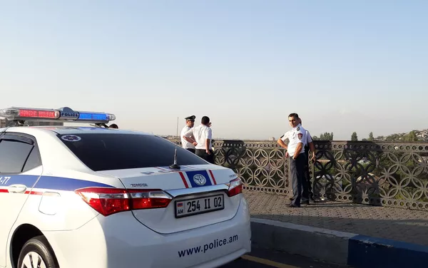 Автомобиль сорвался с моста Победа в Ереване Автомобиль сорвался с моста Победа в Ереване - Sputnik Армения