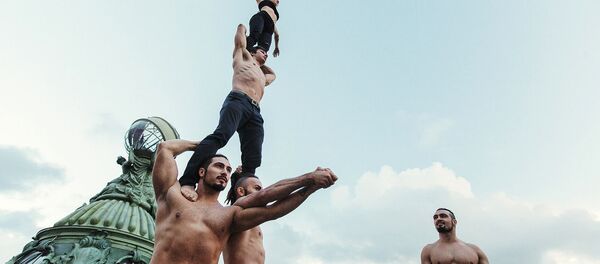 Трюки братьев Варданян и артистов цирка на крыше дома Зингер - Sputnik Արմենիա