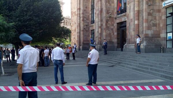В Ереване эвакуировали людей из здания Минтранса – из-за сигнала о бомбе - Sputnik Արմենիա