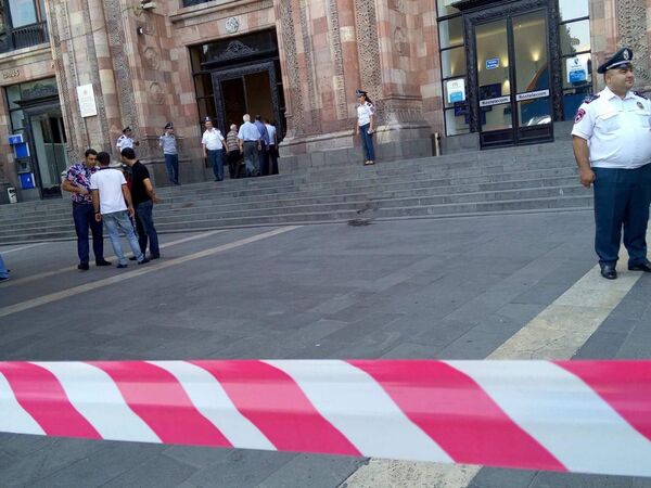 В Ереване эвакуировали людей из здания Минтранса – из-за сигнала о бомбе В Ереване эвакуировали людей из здания Минтранса – из-за сигнала о бомбе - Sputnik Армения