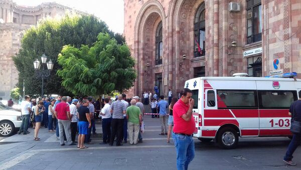 В Ереване эвакуировали людей из здания Минтранса – из-за сигнала о бомбе - Sputnik Армения
