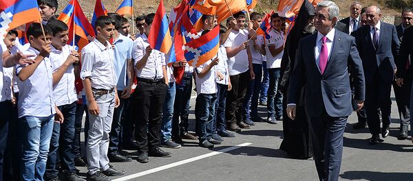 Серж Саргсян вместе с Бако Саакяном присутствовали на церемонии открытия автодороги Варденис-Мардакерт Серж Саргсян вместе с Бако Саакяном присутствовали на церемонии открытия автодороги Варденис-Мардакерт - Sputnik Արմենիա