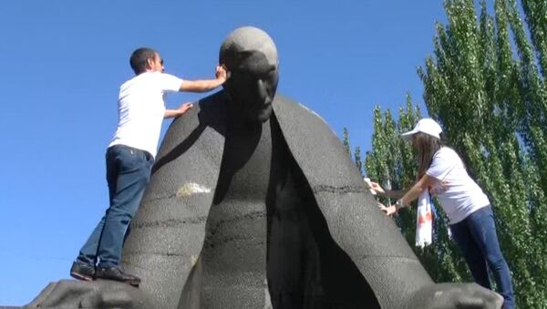 Волонтеры помыли памятники Еревана в рамках 2797-летия “Эребуни-Ереван” - Sputnik Армения