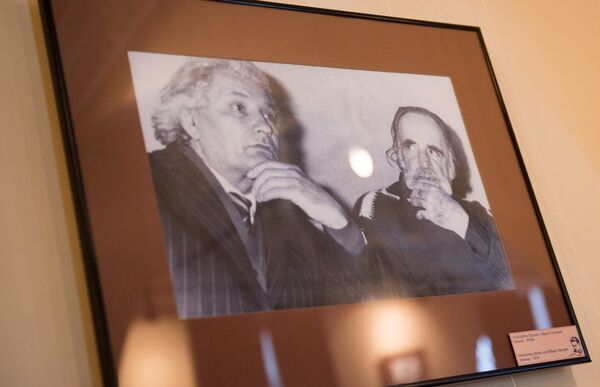 Почему на могиле Ованнеса Шираза нет надгробного камня, или Три интересные истории о поэте Почему на могиле Ованнеса Шираза нет надгробного камня, или Три интересные истории о поэте - Sputnik Армения