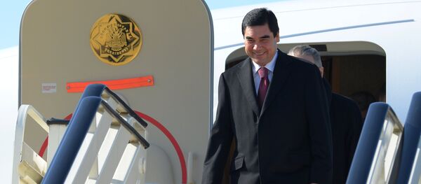 Президент Туркмении Гурбангулы Бердымухамедов спускается по трапу самолета Президент Туркмении Гурбангулы Бердымухамедов спускается по трапу самолета - Sputnik Արմենիա