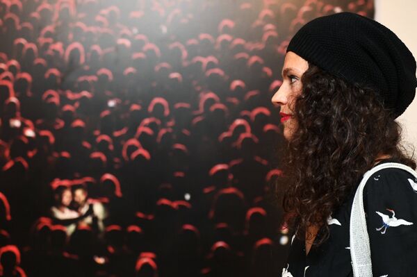 Фотограф Елена Янкович на выставке работ финалистов Фотограф Елена Янкович на выставке работ финалистов - Sputnik Армения