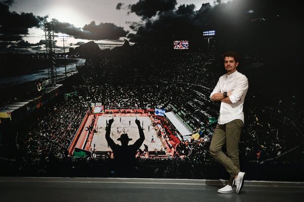 Фотограф Константин Чалабов на выставке работ финалистов Фотограф Константин Чалабов на выставке работ финалистов - Sputnik Армения