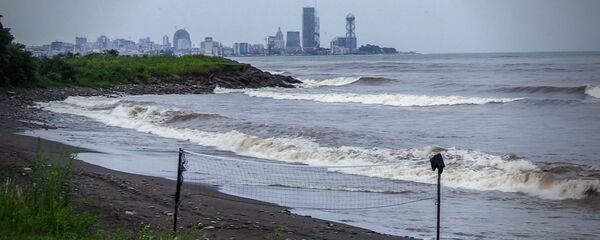 Последствия шторма на Черном море: как выглядит берег в Батуми - Sputnik Армения