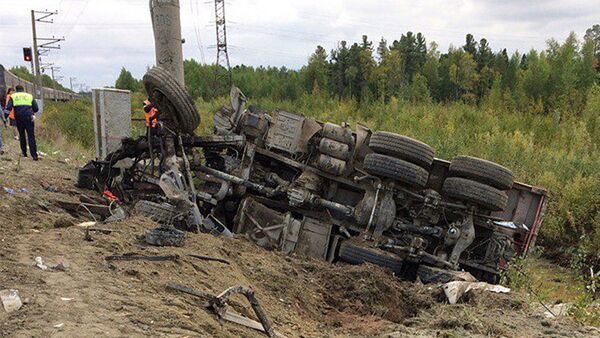 На месте столкновения пассажирского поезда с грузовиком на железнодорожном переезде в Нижневартовском районе Ханты-Мансийского автономного округа - Sputnik Армения