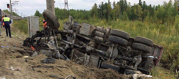 На месте столкновения пассажирского поезда с грузовиком на железнодорожном переезде в Нижневартовском районе Ханты-Мансийского автономного округа - Sputnik Армения