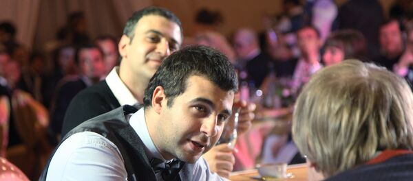 Ведущие Гарик Мартиросян, Иван Ургант и Сергей Светлаков (слева направо) - Sputnik Армения