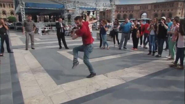 Грузинкие танцы на Площади Республики в Ереване - Sputnik Армения