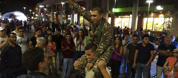 Իրանցի զբոսաշրջիկից մինչև հայ զինվոր պարում են Հյուսիսային պողոտայում Իրանցի զբոսաշրջիկից մինչև հայ զինվոր պարում են Հյուսիսային պողոտայում - Sputnik Արմենիա