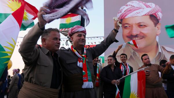 Иракские курды с флагами и плакатом Президента Иракского Курдистана - Sputnik Армения