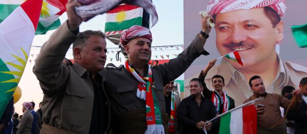 Иракские курды с флагами и плакатом Президента Иракского Курдистана - Sputnik Армения