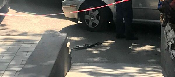 Оружие на месте на улице Бюзанда, где произошла стрельба - Sputnik Армения