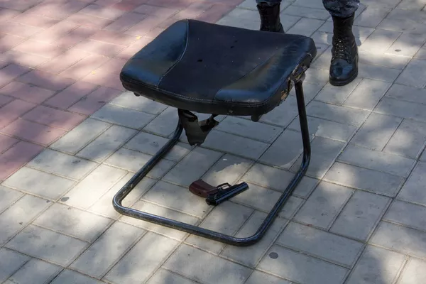 Оружие на месте на улице Бюзанда, где произошла стрельба Оружие на месте на улице Бюзанда, где произошла стрельба - Sputnik Армения