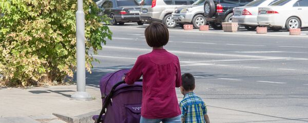 Город Ереван. Женщина с ребенком - Sputnik Армения