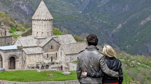 Туристы смотрят на Татевский монастырь - Sputnik Армения