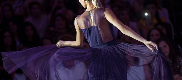 Из коллекции дизайнера Анны Акопян Из коллекции дизайнера Анны Акопян - Sputnik Արմենիա