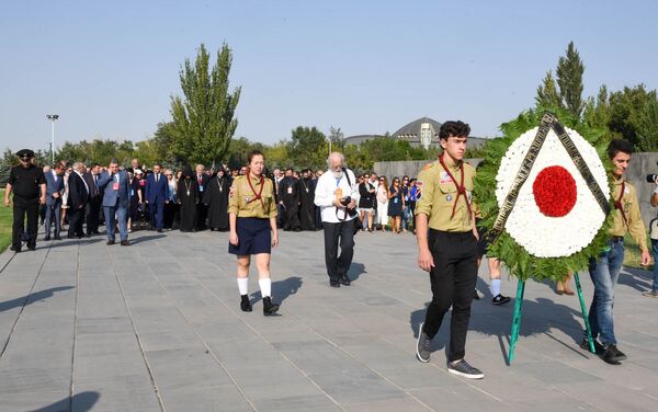 Армяне диаспоры и высокопоставленные чиновники возложили цветы к вечному огню в Цицернакаберде - Sputnik Армения