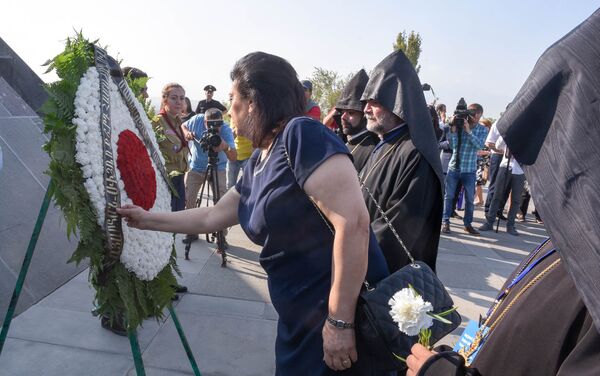 Армяне диаспоры и высокопоставленные чиновники возложили цветы к вечному огню в Цицернакаберде - Sputnik Армения