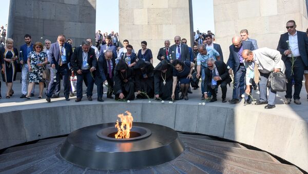 Армяне диаспоры и высокопоставленные чиновники возложили цветы к вечному огню в Цицернакаберде - Sputnik Արմենիա