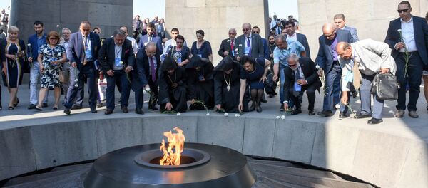 Армяне диаспоры и высокопоставленные чиновники возложили цветы к вечному огню в Цицернакаберде - Sputnik Армения