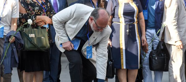 Армяне диаспоры и высокопоставленные чиновники возложили цветы к вечному огню в Цицернакаберде - Sputnik Армения