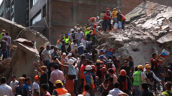 Спасательные работы на месте обрушившихся из-за землетрясения зданий в Мексике - Sputnik Արմենիա