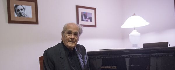 Мишель Легран на концерте посвященном 26-й годовщине независимости Армении и 10-летию передачи Армяне по происхождению. - Sputnik Արմենիա