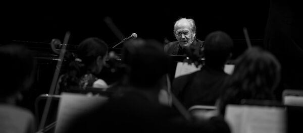 Мишель Легран на концерте посвященном 26-й годовщине независимости Армении и 10-летию передачи Армяне по происхождению. - Sputnik Армения