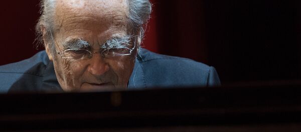 Мишель Легран на концерте посвященном 26-й годовщине независимости Армении и 10-летию передачи Армяне по происхождению. - Sputnik Армения