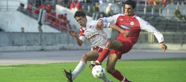 В борьбе за мяч Вадим Евсеев и Саркис Оганесян В борьбе за мяч Вадим Евсеев и Саркис Оганесян - Sputnik Արմենիա