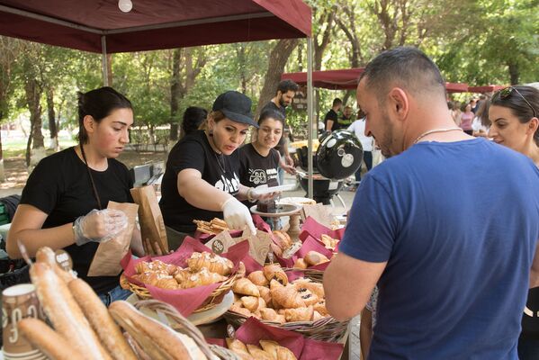 Фестиваль еды Yerevan Food Fest прошел в Английском парке Еревана - Sputnik Армения