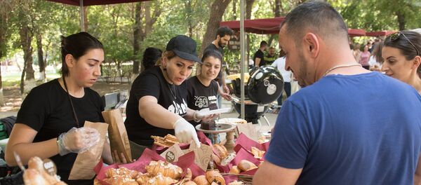 Фестиваль еды Yerevan Food Fest прошел в Английском парке Еревана Фестиваль еды Yerevan Food Fest прошел в Английском парке Еревана - Sputnik Արմենիա