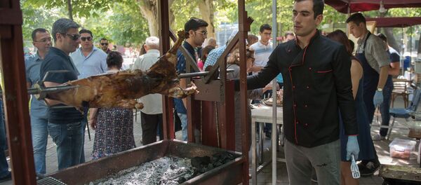 Фестиваль еды Yerevan Food Fest прошел в Английском парке Еревана Фестиваль еды Yerevan Food Fest прошел в Английском парке Еревана - Sputnik Արմենիա