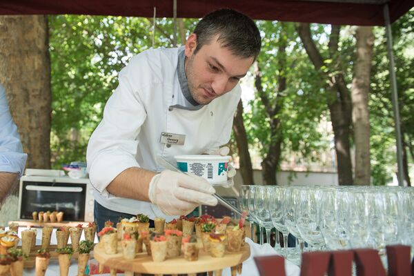 Фестиваль еды Yerevan Food Fest прошел в Английском парке Еревана Фестиваль еды Yerevan Food Fest прошел в Английском парке Еревана - Sputnik Армения
