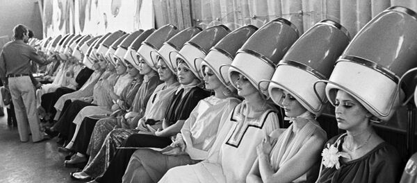 Девушки-манекенщицы сушат волосы феном Девушки-манекенщицы сушат волосы феном - Sputnik Արմենիա