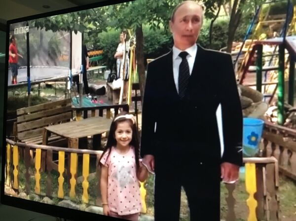 Картонная фигура Владимира Путина на одной из детских площадок Еревана - Sputnik Արմենիա