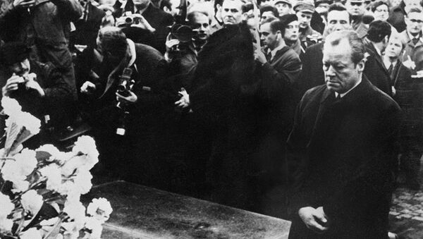 Канцлер Германии Вилли Брандт на коленях перед памятником героям восстания в Варшавском гетто - Sputnik Արմենիա