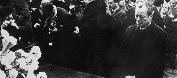 Канцлер Германии Вилли Брандт на коленях перед памятником героям восстания в Варшавском гетто Канцлер Германии Вилли Брандт на коленях перед памятником героям восстания в Варшавском гетто - Sputnik Արմենիա