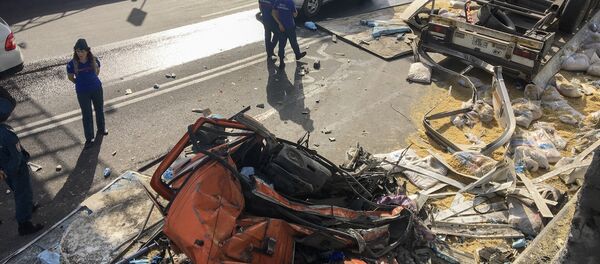 В Ереване перевернулся грузовик - Sputnik Армения