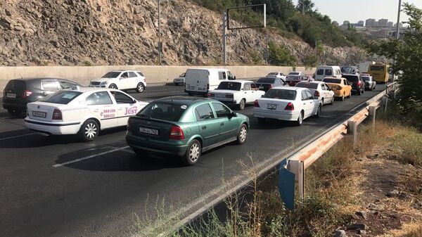 Пробки на центральных улицах Еревана, из-за перевернувшегося грузовика - Sputnik Армения